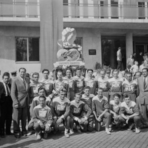 Az MTK férfi csapata, 1949– A Béke staféta díjátadó ünnepsége– Budapest, VI. Dózsa György út 84. SZOT székház (Forrás: Fortepan/Kovács Márton Ernő)
